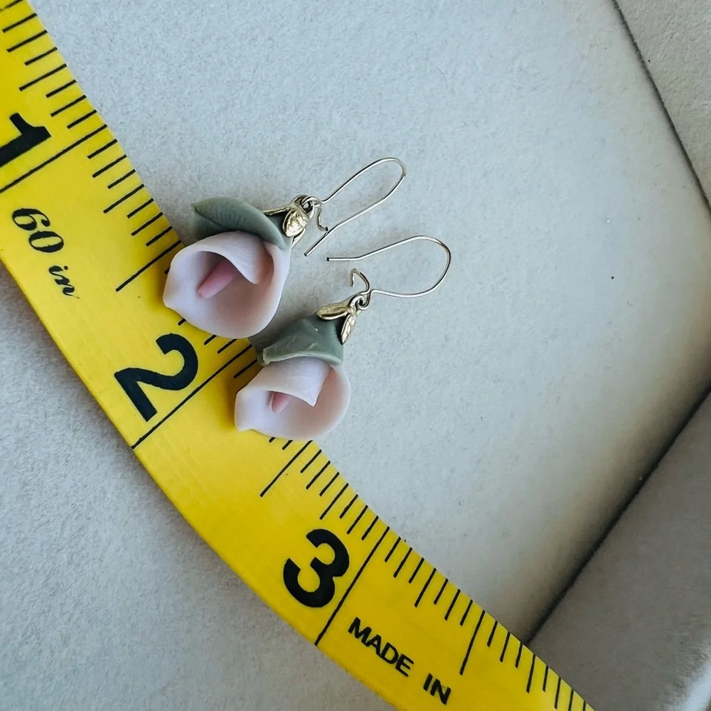 Vintage Porcelain Calla Lily Wire Earrings in Yellow Gold - Picture 5 of 9